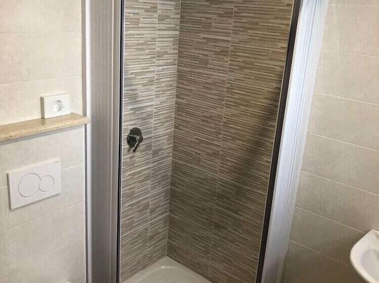 标准三人间, Elios