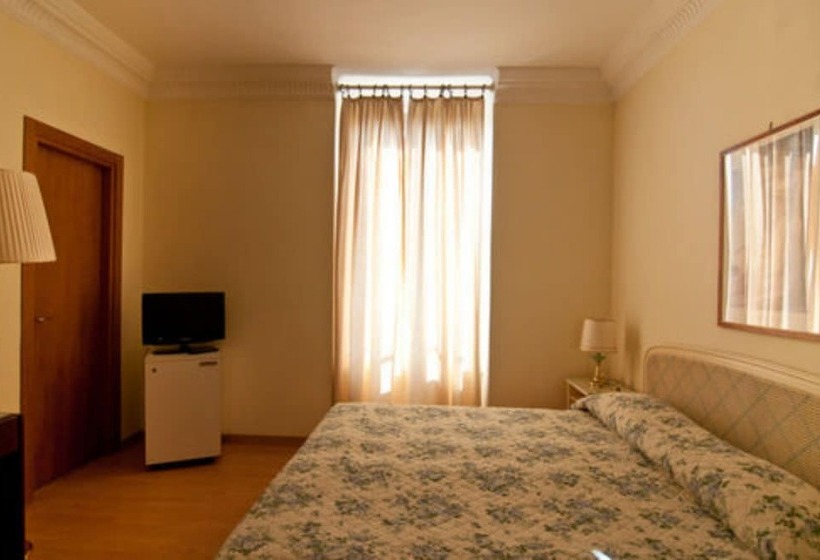 חדר סטנדרט לשלושה, Grand Hotel De Londres