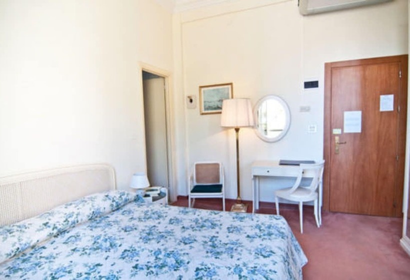 חדר סטנדרט לשלושה, Grand Hotel De Londres