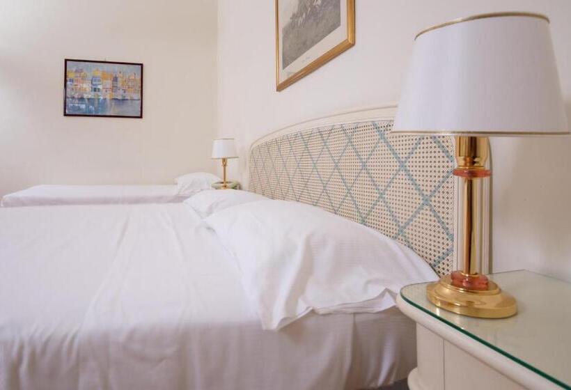 חדר סטנדרט לשלושה, Grand Hotel De Londres