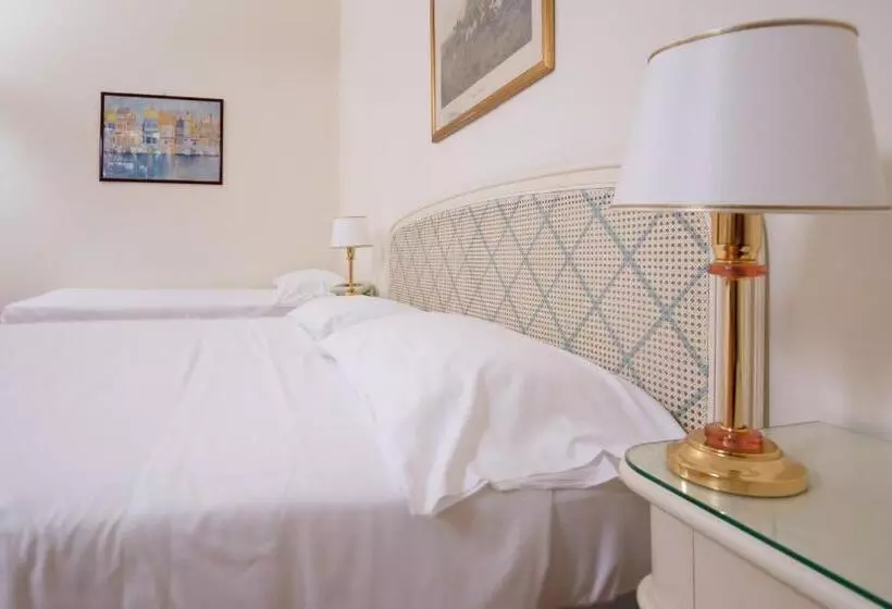 اتاق استاندارد سه نفره, Grand Hotel De Londres