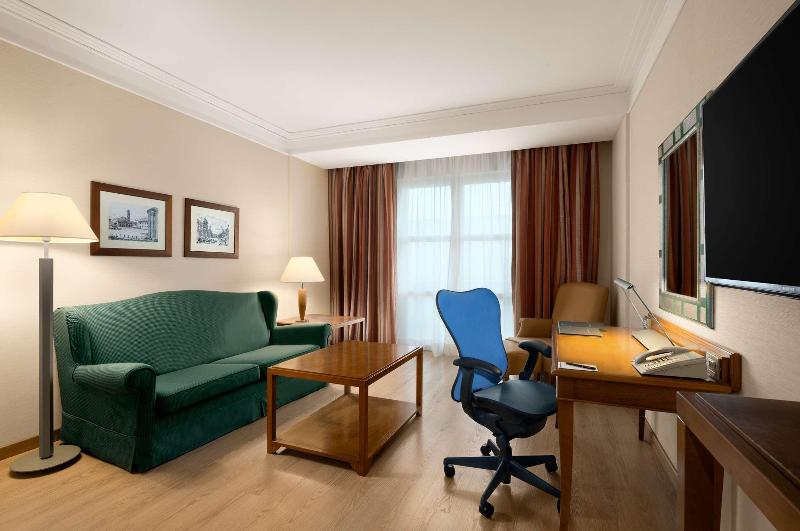 سوئیت جونیور با تخت بزرگ, Hilton Rome Airport