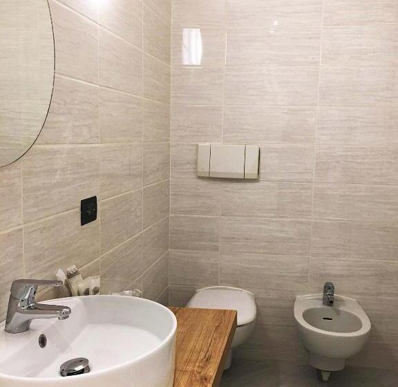 اتاق اکونومی, Il Loggiato Dei Serviti