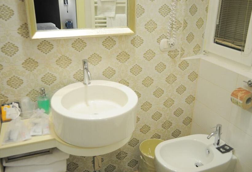 اتاق استاندارد سه نفره, Maggiore