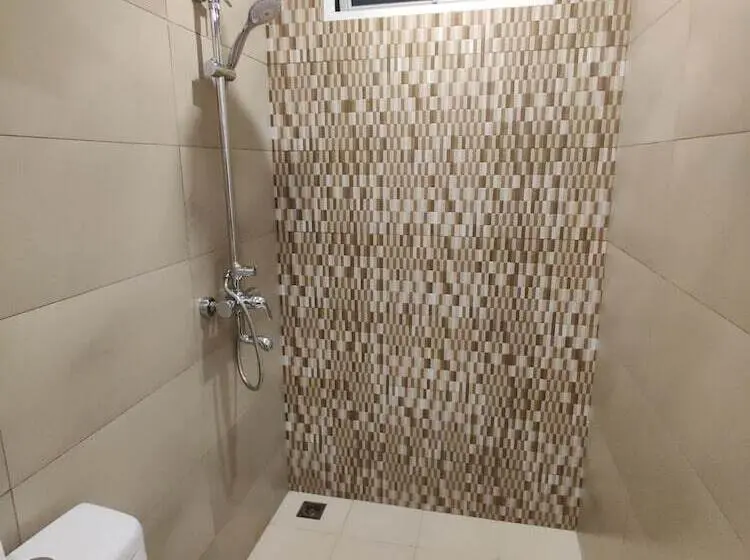 اتاق لوکس, The Aquzz