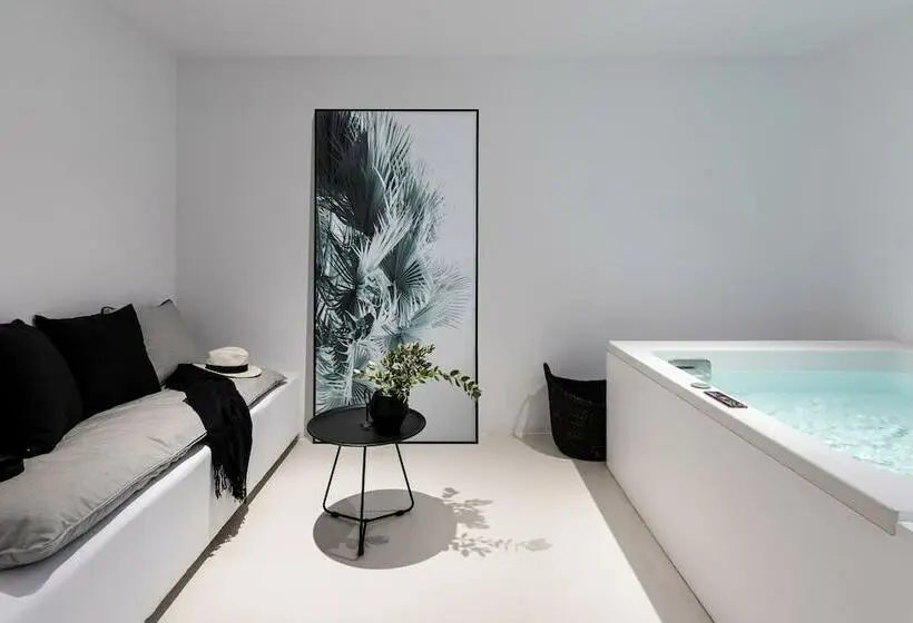 اتاق لوکس با وان آب گرم, Nimbus Mykonos