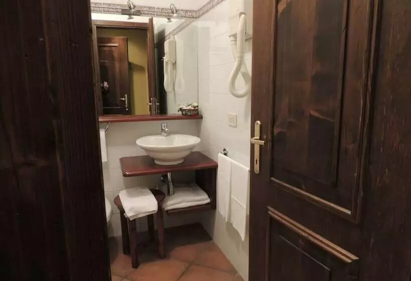 Standard Kolmen Hengen Huone, Country Relais I Due Laghi