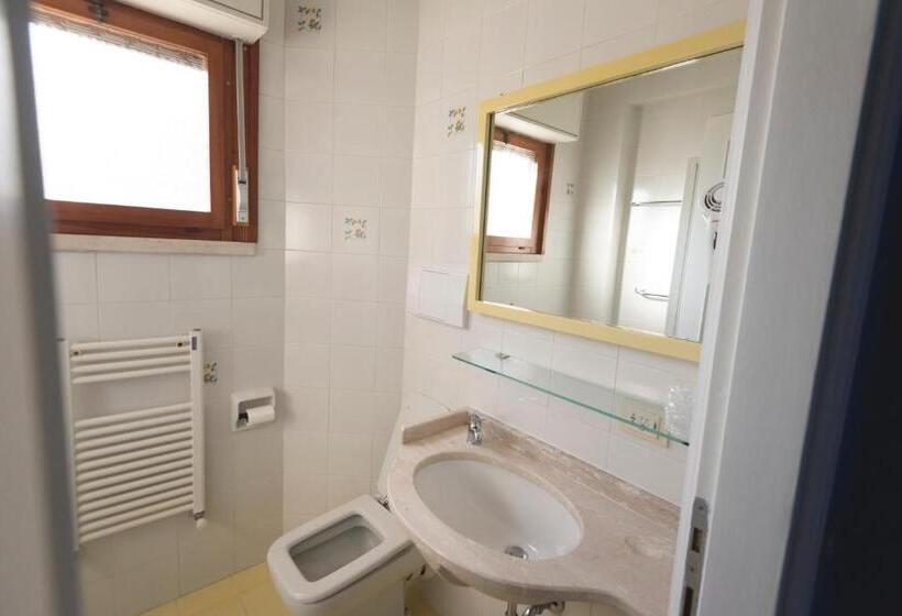 غرفة قياسية مزوَّدة بشُرفة, Mami Sabaudia