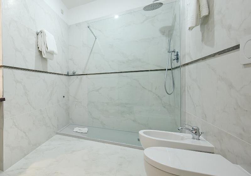 חדר סטנדרט לשלושה, Traiano