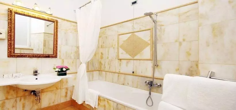 اتاق استاندارد سه نفره, Traiano