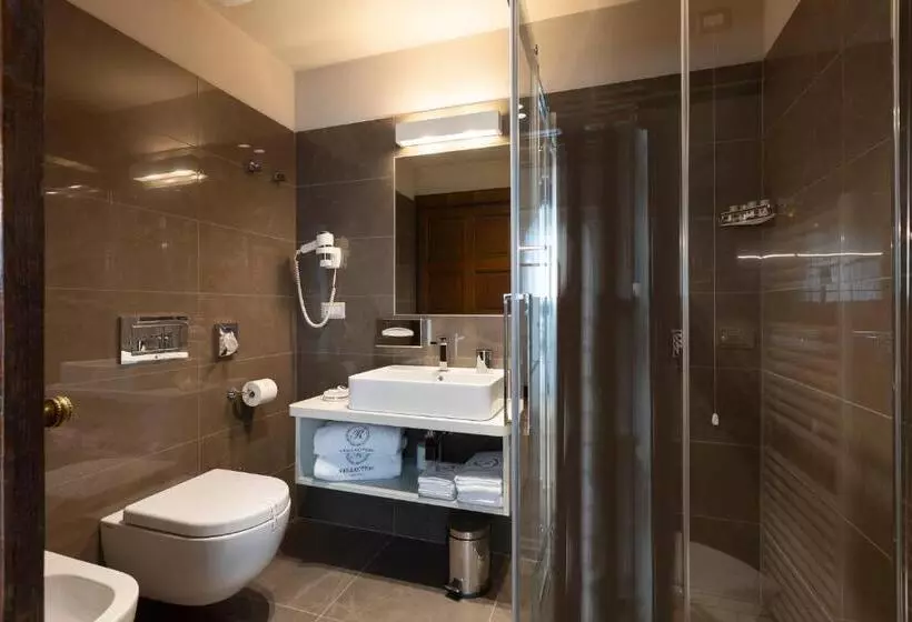 Suite with lake view, Villa Cipressi, By R Collection Hotels