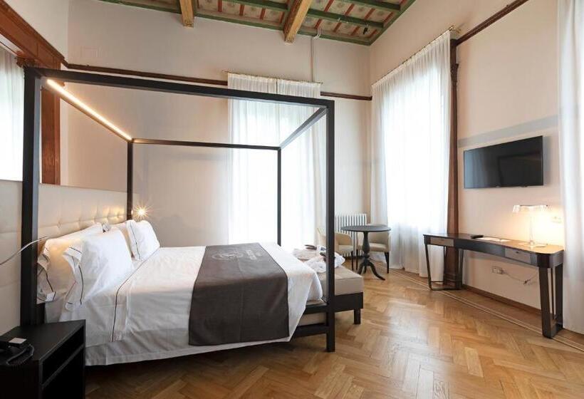 Suite with lake view, Villa Cipressi, By R Collection Hotels