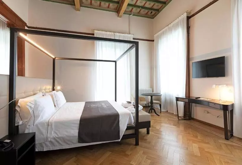 Suite with lake view, Villa Cipressi, By R Collection Hotels