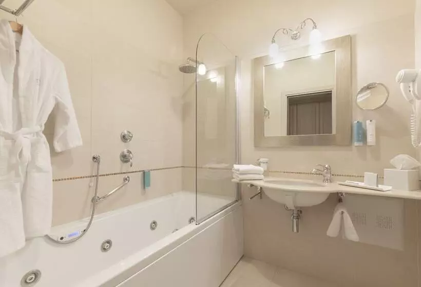 Suite with lake view, Villa Rosa Hotel Desenzano