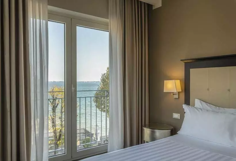 Suite with lake view, Villa Rosa Hotel Desenzano