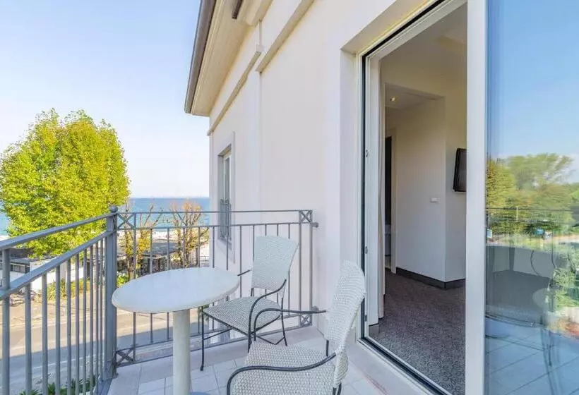 Suite with lake view, Villa Rosa Hotel Desenzano