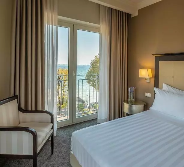 Suite with lake view, Villa Rosa Hotel Desenzano