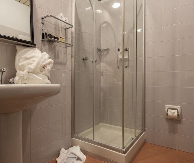 标准三人间, Vittoria