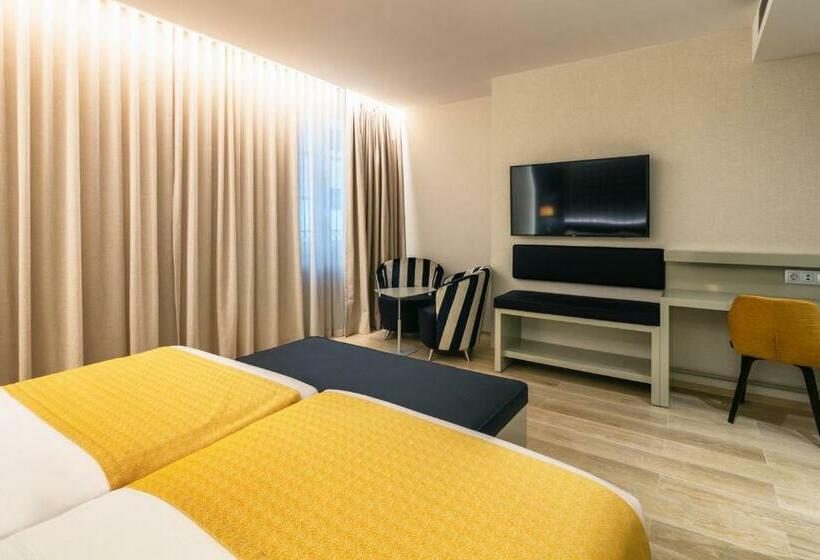 Superior Room with Terrace, Catalonia Porto