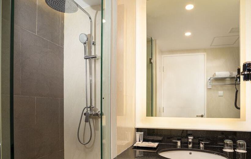 Номер Deluxe, El Hotel Yogyakarta Malioboro