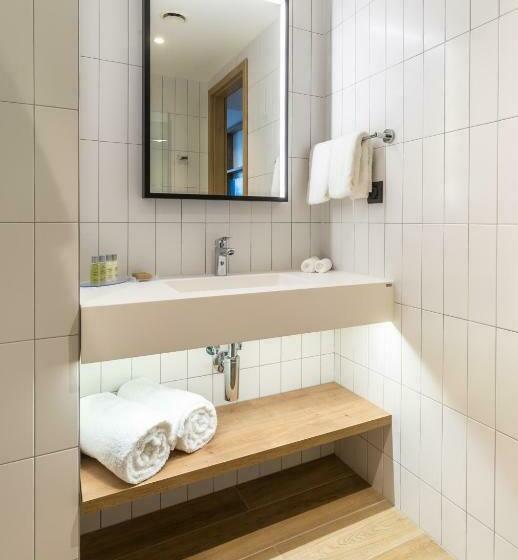 اتاق استاندارد با تخت بزرگ, Hilton Garden Inn Bucharest Airport