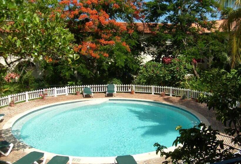 اتاق خانوادگی با چشمانداز باغ, Charela Inn