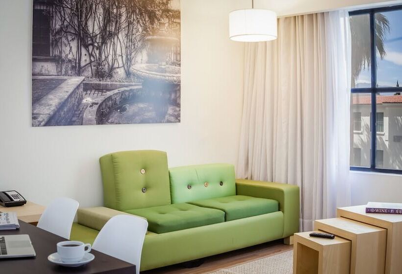 جناح جونيور, Fiesta Inn Saltillo