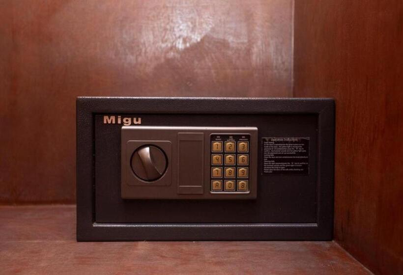 اتاق لوکس با تخت بزرگ, Yellow Pagoda