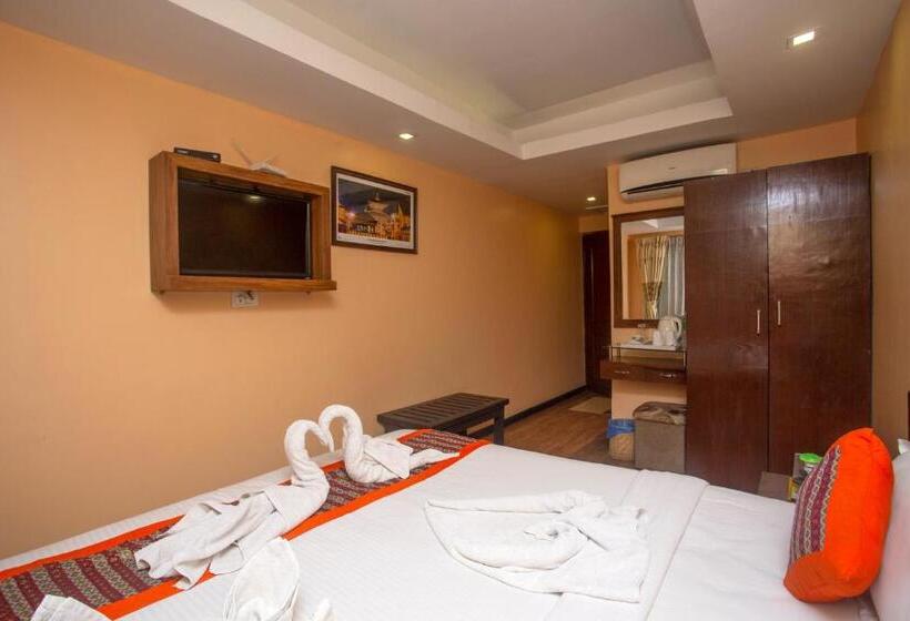 اتاق لوکس با تخت بزرگ, Yellow Pagoda