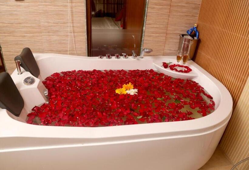 سوییت سوپریور, Yellow Pagoda