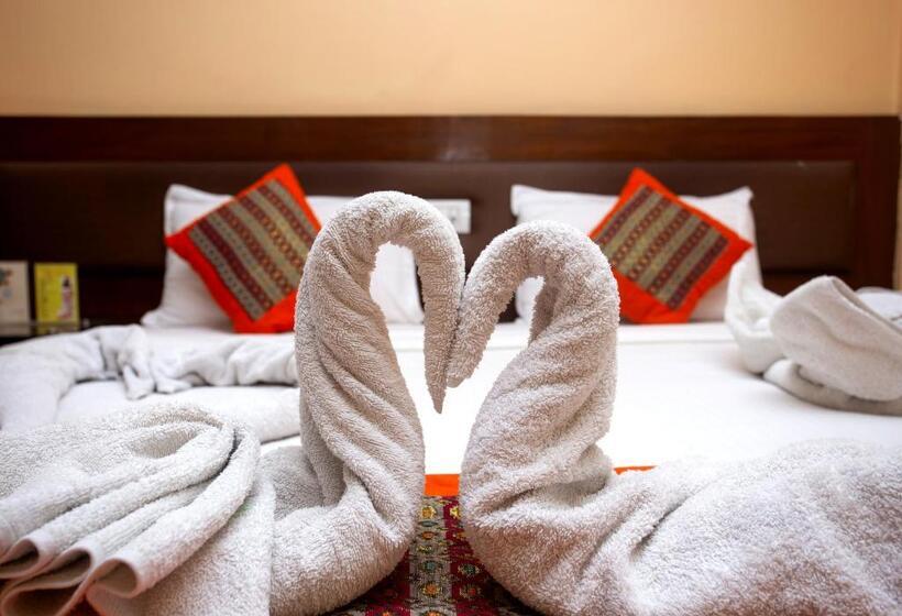 اتاق لوکس با تخت بزرگ, Yellow Pagoda