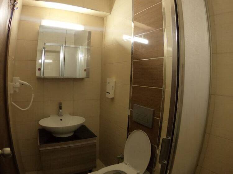 اتاق استاندارد سه نفره, Ados