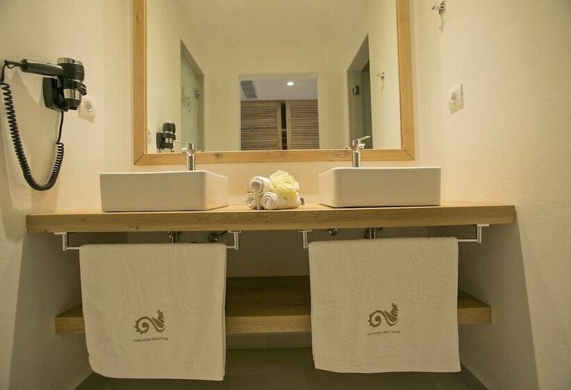 סוויטת ג'וניור נוף לים, Thalassa Boutique Hotel   Adults Only