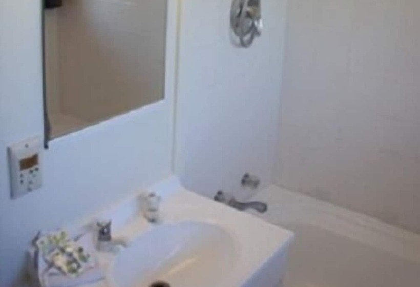 Семейный Номер, Airport Goldstar Motel