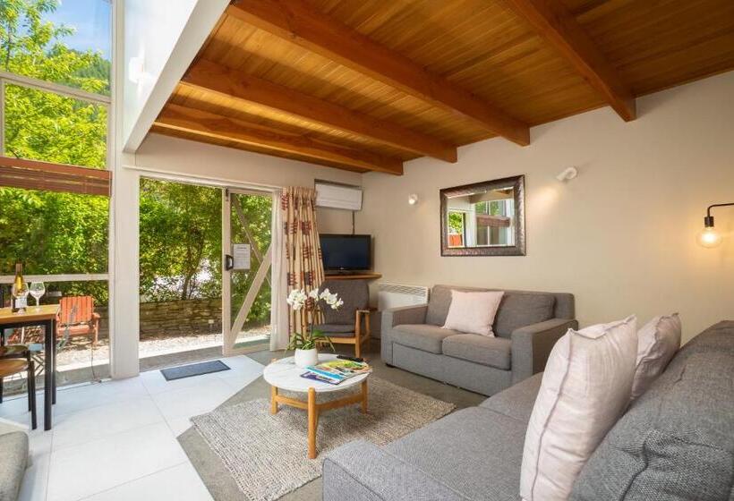 2 베드룸 인테리어 아파트, Cranbury Court Apartments