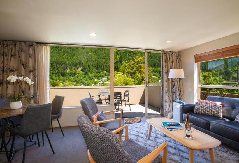 발코니가 있는 2 베드룸 아파트, Cranbury Court Apartments