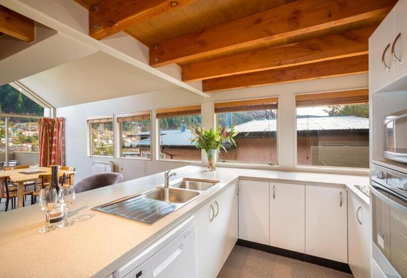 1 Bedroom Apartment Lake View, Cranbury Court Apartments