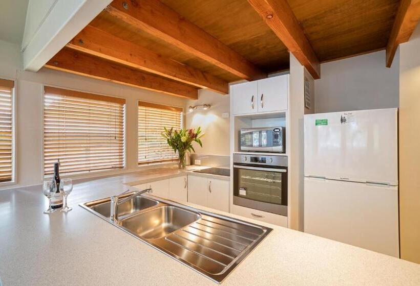 1 Bedroom Apartment Lake View, Cranbury Court Apartments