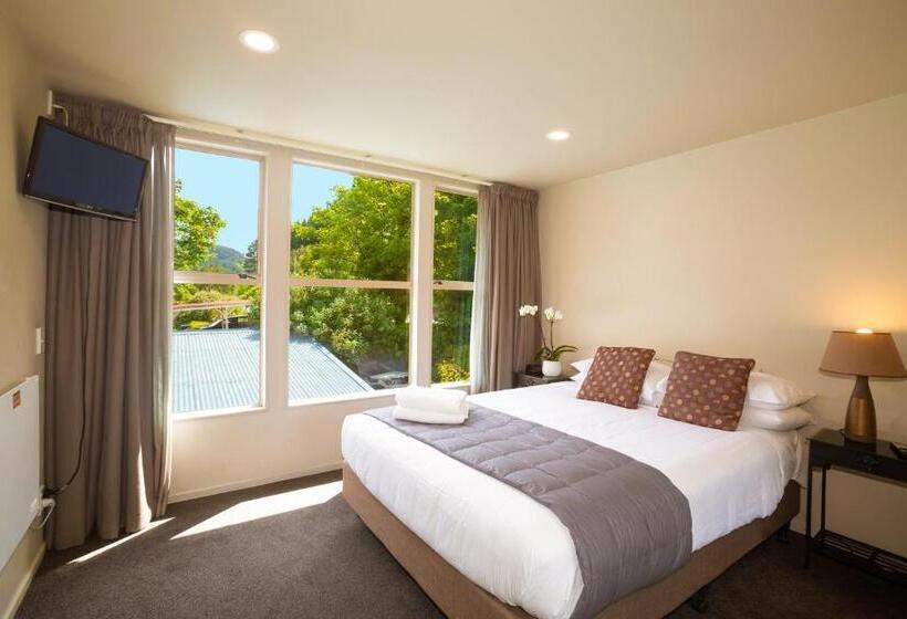 1 Bedroom Apartment Lake View, Cranbury Court Apartments