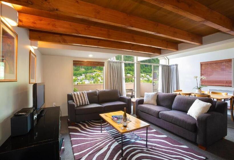 1 Bedroom Apartment Lake View, Cranbury Court Apartments