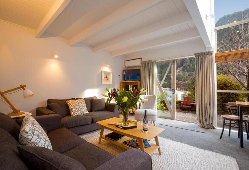 2 베드룸 인테리어 아파트, Cranbury Court Apartments