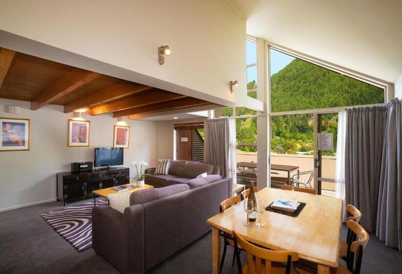 1 Bedroom Apartment Lake View, Cranbury Court Apartments