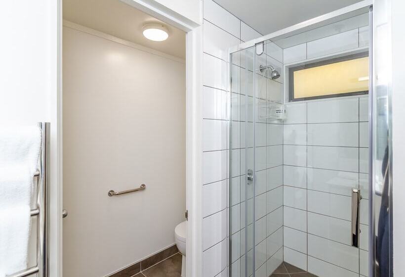 スタンダードスタジオ, Capital Lodge Motor Inn