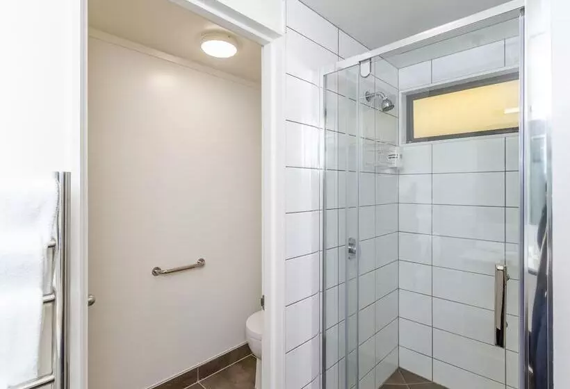 スタンダードスタジオ, Capital Lodge Motor Inn