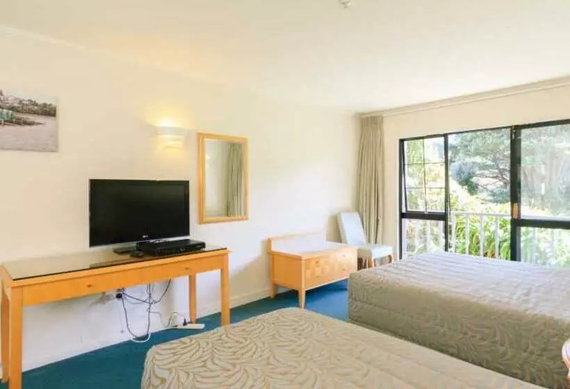 スタンダードスタジオ, Capital Lodge Motor Inn