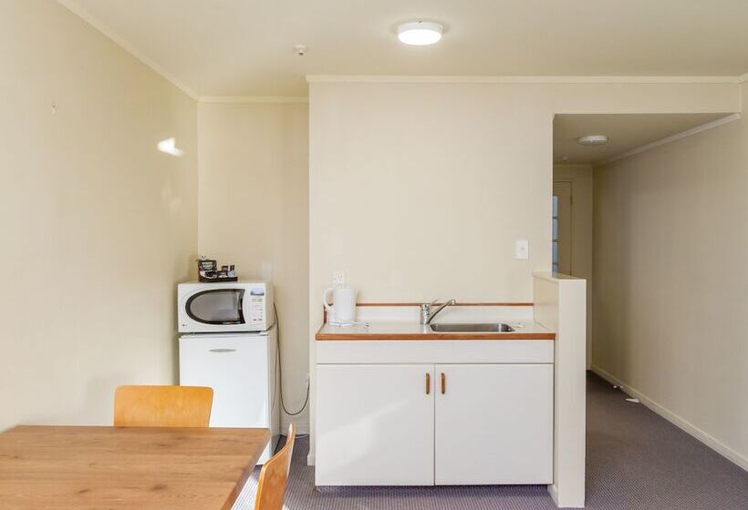 スタンダードスタジオ, Capital Lodge Motor Inn