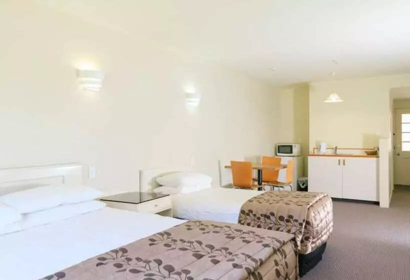 スタンダードスタジオ, Capital Lodge Motor Inn