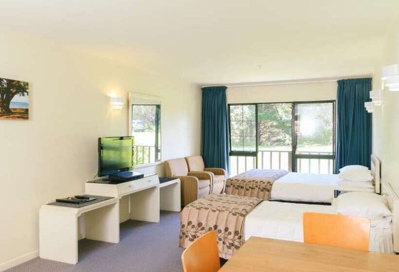 スタンダードスタジオ, Capital Lodge Motor Inn