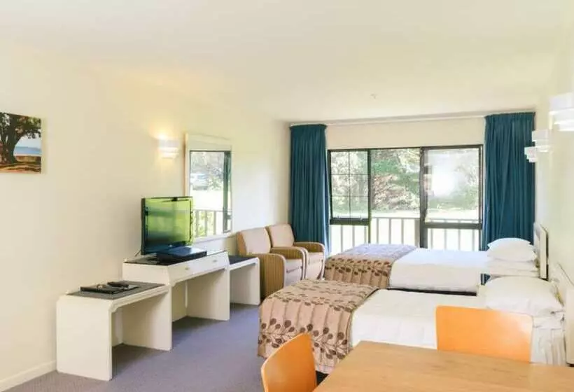 スタンダードスタジオ, Capital Lodge Motor Inn