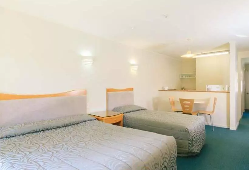 スタンダードスタジオ, Capital Lodge Motor Inn